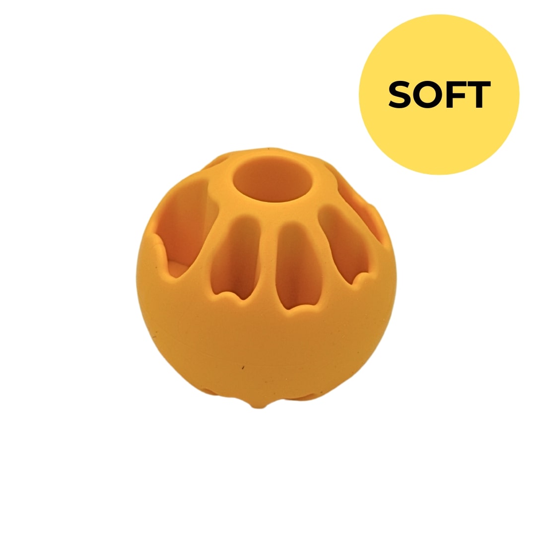 Fiboo Snack Fibooll Jumbo SOFT Miękka interaktywna piłka na smakołyki dla psa kolor miodowy 8cm 